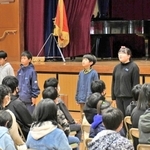 １５０周年記念式典で思いを語る別所小の６年生たち＝三木市別所町西這田