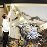 金物鷲に積もったほこりを拭き取る三木金物商工協同組合連合会の職員＝道の駅みき