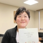 エッセーが優秀賞に選ばれた大谷則子さん＝神戸市内