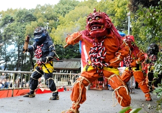 豪快に足を踏みならし厄をはらう鬼＝三木市本町２、大宮八幡宮