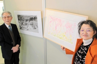写真展を開いた岡野靖彦さん（左）とくめだなおこさん。まるで絵画のよう＝堀光美術館
