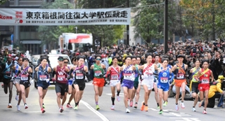 第１００回箱根駅伝でスタートした１区のランナーたち。右から２人目が中央学院大の稲見峻選手＝東京・大手町（撮影・伊藤笙子）