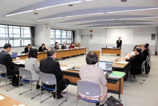 国民健康保険の税率増額を認めた国保運営協議会の会合＝三木市役所