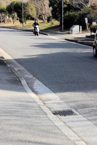 友人に借りたミニバイクで無免許運転をした疑いで、大学生が逮捕された現場付近の道路＝三木市内（写真と本文は関係ありません）
