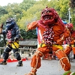 豪快に足を踏みならし厄をはらう鬼＝三木市本町２、大宮八幡宮