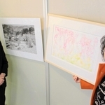 写真展を開いた岡野靖彦さん（左）とくめだなおこさん。まるで絵画のよう＝堀光美術館