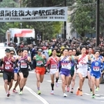 第１００回箱根駅伝でスタートした１区のランナーたち。右から２人目が中央学院大の稲見峻選手＝東京・大手町（撮影・伊藤笙子）