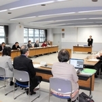 国民健康保険の税率増額を認めた国保運営協議会の会合＝三木市役所