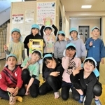 メッセージ箱を設置した緑が丘東幼稚園の園児たち＝緑が丘町公民館　