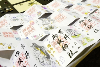 松下朋央さんが手がけた御朱印の数々＝志染町公民館