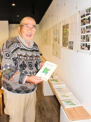 バングラデシュのバックパック旅行記などを展示する谷口孝市さん＝ギャラリー驟