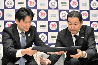 協定を締結した仲田一彦市長（右）と三井住友海上火災保険の長沼孝裕兵庫支店長＝三木市役所
