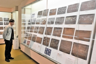 さまざまな染め型紙が並ぶ企画展＝みき歴史資料館