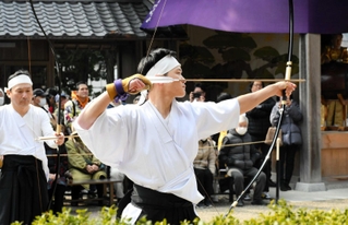 的を狙って弓を構える氏子＝三木市志染町御坂、御坂神社