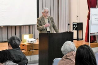 「有機農業で三木の農業を持続可能に」と語る保田茂さん＝三木市立教育センター