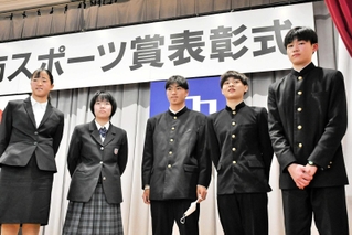 三木市スポーツ賞で優秀選手に選ばれた（右から）長谷川蒼空さん、谷口花丸さん、駒田瑛人さん、中村心乃さん、小山ほのりさん＝三木市立教育センター
