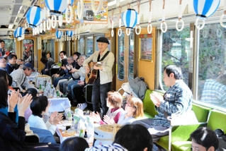 お座敷列車でライブを楽しむ乗客（神戸電鉄提供）