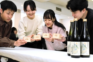 自分たちが植えた酒米で造られた日本酒で乾杯する学生＝三木市吉川町吉安