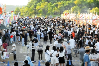 多くの人が来場した昨年のみっきぃ夏まつり＝２０２３年７月２９日、県立三木総合防災公園（撮影・長沢伸一）