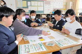 防災を学ぶボードゲーム「ＬＩＦＥ」を体験する児童＝広野小学校
