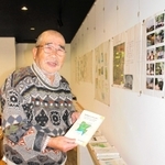 バングラデシュのバックパック旅行記などを展示する谷口孝市さん＝ギャラリー驟