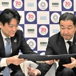 協定を締結した仲田一彦市長（右）と三井住友海上火災保険の長沼孝裕兵庫支店長＝三木市役所