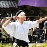 的を狙って弓を構える氏子＝三木市志染町御坂、御坂神社