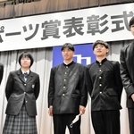 三木市スポーツ賞で優秀選手に選ばれた（右から）長谷川蒼空さん、谷口花丸さん、駒田瑛人さん、中村心乃さん、小山ほのりさん＝三木市立教育センター