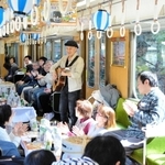 お座敷列車でライブを楽しむ乗客（神戸電鉄提供）
