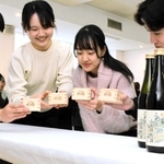 自分たちが植えた酒米で造られた日本酒で乾杯する学生＝三木市吉川町吉安