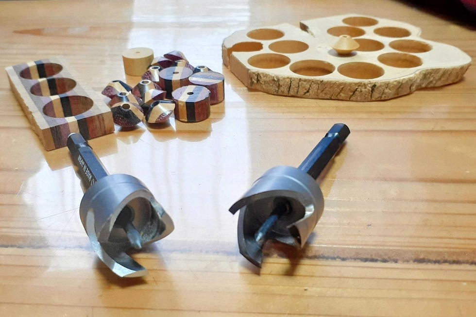 そろばんの玉作り、表裏2回の作業が1回で抜き落とせる 三木の神東工業