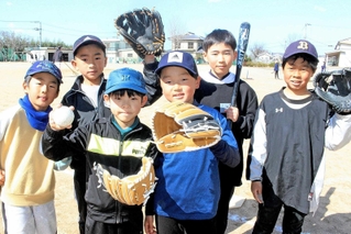 大谷翔平選手から贈られたグラブを手にする児童（前列２人）＝志染小学校