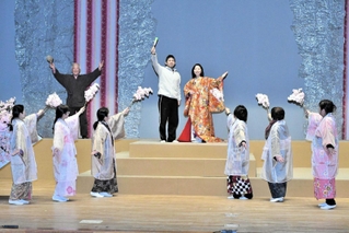 本番に向け練習を重ねる出演者たち＝三木市文化会館