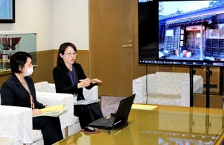 被災地での活動内容を報告する濱口明子さん（右）と井手彩菜さん＝三木市役所