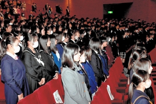 引き締まった表情で開会式に臨む選手たち＝三木市文化会館