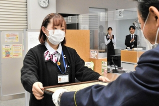 署長感謝状を受け取る前谷瑞葵さん＝三木市大村