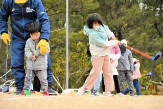 スナッグゴルフを体験する子どもたち＝三木ゴルフ倶楽部