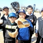 大谷翔平選手から贈られたグラブを手にする児童（前列２人）＝志染小学校