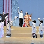 本番に向け練習を重ねる出演者たち＝三木市文化会館
