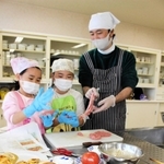 「お母さんのために」。ハンバーガーづくりに励む父と娘たち＝三木市総合保健福祉センター