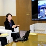 被災地での活動内容を報告する濱口明子さん（右）と井手彩菜さん＝三木市役所