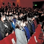 引き締まった表情で開会式に臨む選手たち＝三木市文化会館