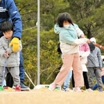 スナッグゴルフを体験する子どもたち＝三木ゴルフ倶楽部