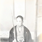 刀を見つめる藤田友治郎（藤田家提供）