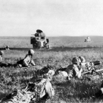 ノモンハンでの戦闘で、ソ連軍の戦車のそばをほふく前進する日本軍の兵士＝１９３９年７月