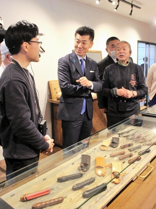 金物メーカー「神沢鉄工」を視察し、説明を受ける立憲民主党の泉健太代表（左から２人目）＝三木市鳥町