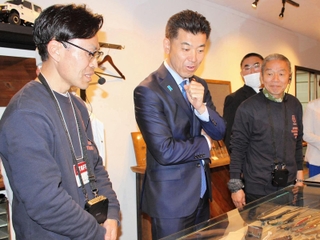金物メーカー「神沢鉄工」を視察し、説明を受ける立憲民主党の泉健太代表（左から２人目）＝三木市鳥町