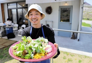 ビリカの「チキンオーバーライス」は優しい味わいが人気＝三木市細川町瑞穂