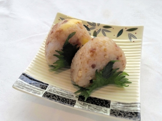 商品化された「美腸ナッツおにぎり」（加東市提供）