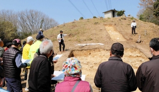 地元住民らも集まった現地説明会＝三木市別所町下石野（大阪大学考古学研究室提供）